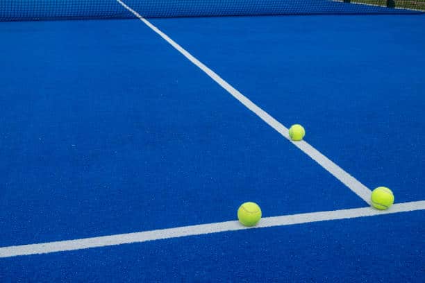 Construction d&rsquo;un court de tennis en résine synthétique à Fréjus par Service Tennis aux normes de sécurité les plus strictes
