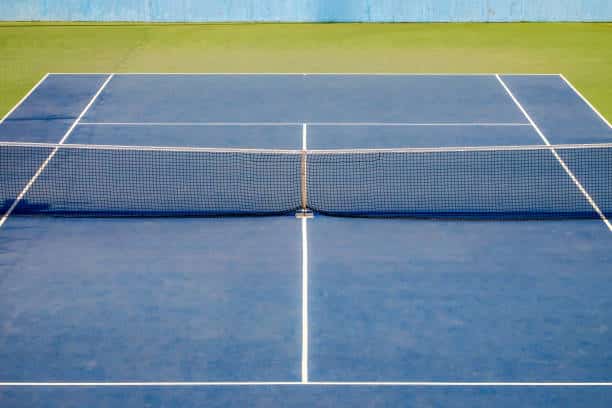 Construction d&rsquo;un court de tennis en résine synthétique à Fréjus par Service Tennis aux besoins spécifiques des résidents.