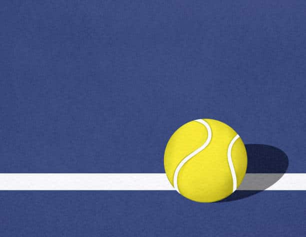 Construction d&rsquo;un Court de Tennis en Résine Synthétique à Fréjus par Service Tennis : Optimiser l&rsquo;Espace Environnant pour les Villas