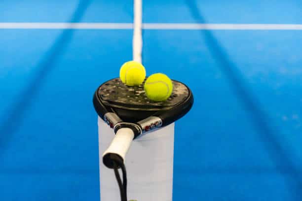 Construction d&rsquo;un Court de Tennis en Résine Synthétique à Fréjus par Service Tennis dans plusieurs aspects clés