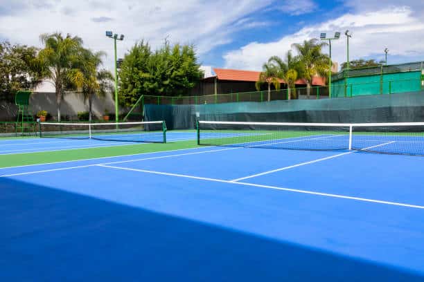 Construction d&rsquo;un Court de Tennis en Résine Synthétique à Fréjus par Service Tennis en particulier pour les conditions climatiques des villas