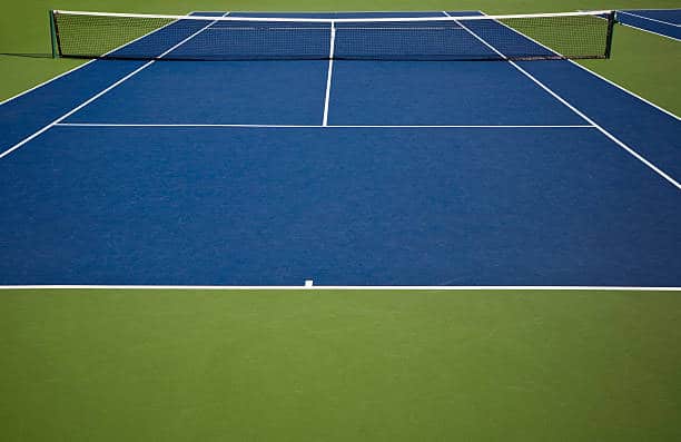 Construction d&rsquo;un Court de Tennis en Résine Synthétique à Fréjus par Service Tennis : Contribuer à la Santé et au Bien-Être des Résidents