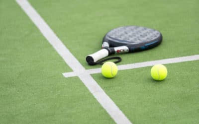 Construction d&rsquo;un Court de Tennis en gazon synthétique à Hyères : Les Normes de l&rsquo;ITF Expliquées par Service Tennis