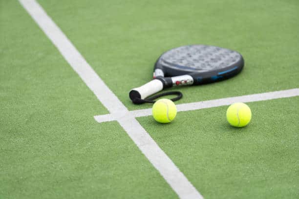 Construction d&rsquo;un Court de Tennis en gazon synthétique à Hyères : Les Normes de l&rsquo;ITF Expliquées par Service Tennis