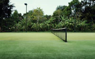 Construction d&rsquo;un Court de Tennis en Gazon Synthétique à Hyères : Traitement Essentiel pour Prévenir la Décoloration