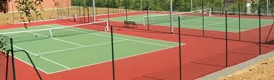 Construction d&rsquo;un Court de Tennis en Résine Synthétique à Fréjus par Service Tennis pour les propriétaires de villas