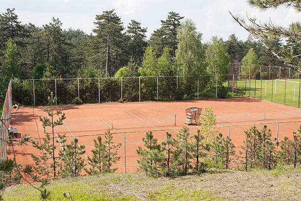 Construction d&rsquo;un Court de Tennis en Résine Synthétique à Fréjus par Service Tennis : Comment maximiser l&rsquo;utilisation d&rsquo;un court de tennis en résine synthétique à Fréjus pour les villas ?