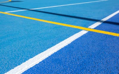 Construction d&rsquo;un court de tennis en résine synthétique à Fréjus par Service Tennis pour les villas de la région