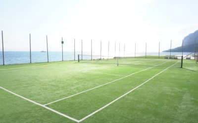 Personnalisation d&rsquo;un court de tennis en gazon synthétique à Nice pour les écoles de sport