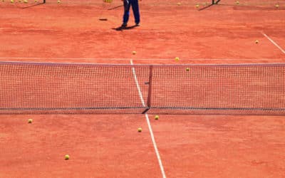 Comment un Constructeur de Courts de Tennis à Toulon Gère-t-il les Défis liés au Terrain dans une Communauté Résidentielle ?