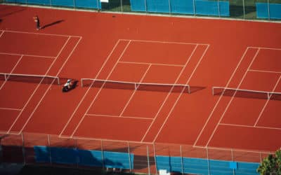 Comment le Constructeur de courts de tennis à Nice par Service Tennis minimise-t-il les perturbations pour les écoles de sport?