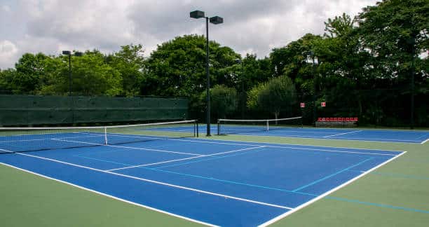 Rénovation d&rsquo;un Court de Tennis en Résine Synthétique à Nice par Service Tennis pour découvrez les types de résine recommandés