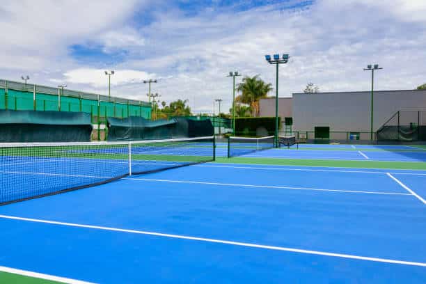 Minimiser l&rsquo;interruption des activités pendant les travaux de rénovation d&rsquo;un court de tennis en résine synthétique à Nice par Service Tennis