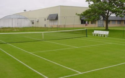 Options de Personnalisation pour les Zones de Repos et Sièges sur un Court de Tennis en Gazon Synthétique à Nice pour les Écoles de Sport