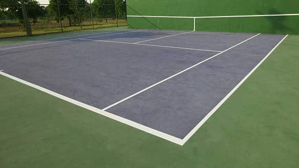 Comment Maintenir un Terrain de Tennis en Béton Poreux à Saint-Raphaël pour Assurer sa Longévité ?