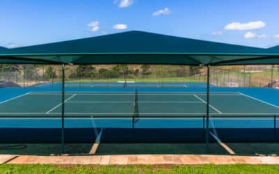 Pourquoi les académies de sport à Toulon dans le Var envisagent-elles des partenariats pour la construction d’un court de tennis ?