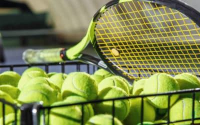 Comment le constructeur de courts de tennis à Nice pour les camps de vacances peut-il garantir une acoustique adéquate sur les terrains ?