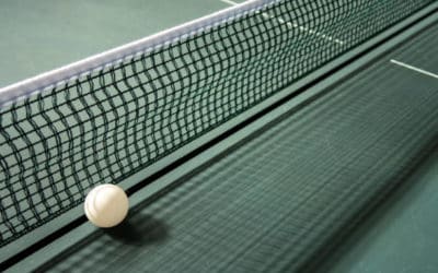 L’importance de l’éclairage pour les jeux nocturnes, le rôle du constructeur de courts de tennis à Nice pour les camps de vacances par Service Tennis