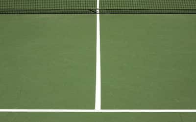 La personnalisation des terrains de tennis pour les camps de vacances par le constructeur de courts de tennis à Nice pour les Air BnB par Service Tennis