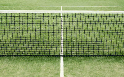 Construction d’un terrain de tennis à Nice par Service Tennis, Personnaliser la signalétique et la décoration pour une expérience unique