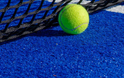 Comment le service tennis, constructeur de court de tennis à Nice, aborde-t-il les défis de construction dans les espaces restreints ?