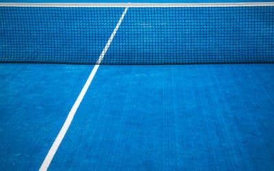 En quoi consiste l’adaptation d’un court de tennis existant à de nouvelles normes environnementales à Marseille ?