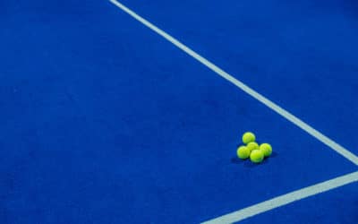 Comment le service tennis adapte-t-il les courts en gazon synthétique aux différents niveaux de jeu ?