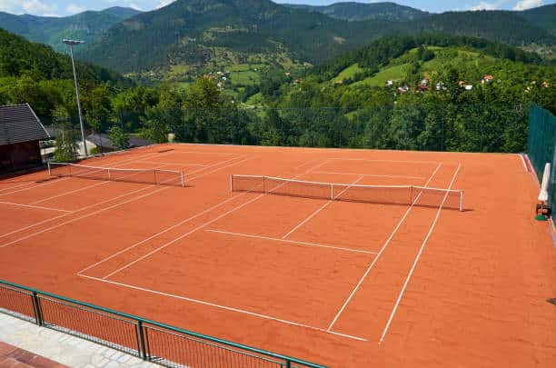 construction d'un court de tennis à Marseille