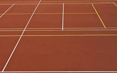 Comment un constructeur de courts de tennis à Toulon peut-il assurer une bonne drainage du terrain pour une communauté résidentielle ?