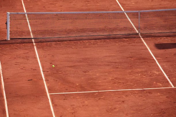 L&rsquo;importance cruciale de choisir le bon entrepreneur pour la construction d&rsquo;un court de tennis en béton poreux à Saint-Raphaël