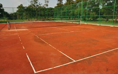 Comment déterminer les exigences particulières des utilisateurs lors de la rénovation d’un court de tennis à Nice ?