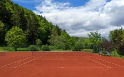 Où trouver des études de cas sur la rénovation de courts de tennis pour hôtels à Mougins?