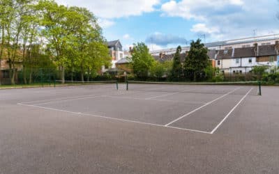 La construction d’un court de tennis à Marseille pour les communautés résidentielles : quelle taille de terrain nécessaire ?