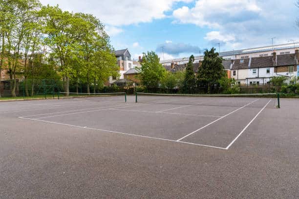 Les Options de Financement pour la Construction d&rsquo;un Court de Tennis en Béton Poreux à Fréjus pour les Hôtels de Luxe