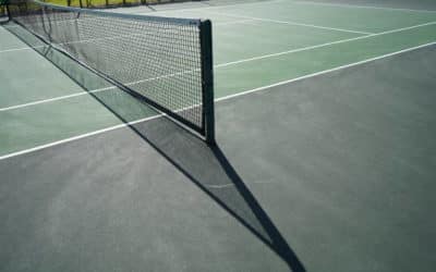Comment s&rsquo;assurer de la qualité des matériaux utilisés lors de la rénovation d&rsquo;un court de tennis en béton poreux à Paris ?