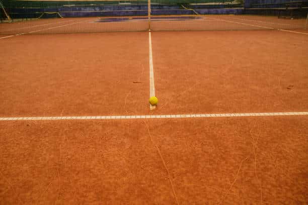 Comment évaluer l&rsquo;impact de la réfection des courts de tennis à Nice sur la performance des joueurs ?