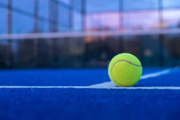 Comment un court de tennis en gazon synthétique à Nice peut-il contribuer à la réduction de l’empreinte écologique des écoles de sport?
