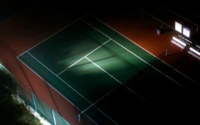 Comment Service Tennis assure-t-il l&rsquo;accessibilité de ses constructions de courts de tennis aux personnes à mobilité réduite dans les écoles de sport ?