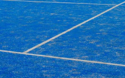 Comment les centres sportifs peuvent-ils assurer la durabilité des équipements annexes lors de la construction de courts de tennis à Paris ?
