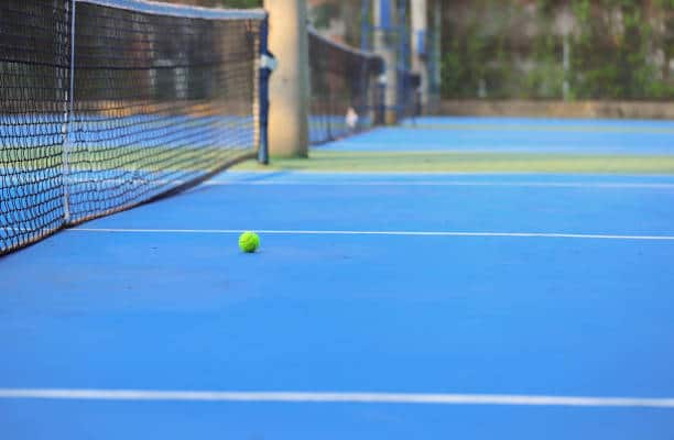 Comment intégrer des éléments écologiques dans la Rénovation d&rsquo;un court de tennis en Résine synthétique à Saint-Raphaël ?
