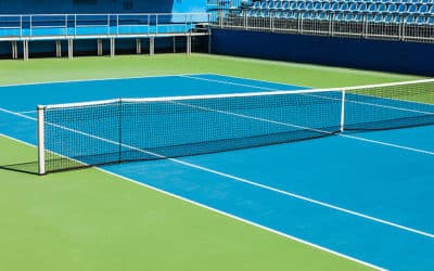 Pourquoi choisir une orientation nord-sud pour un court de tennis dans un hôtel à Mougins?