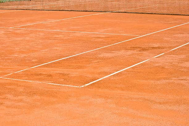 Adapter les courts de tennis aux nouvelles technologies et matériaux lors de la réfection des courts de tennis à Nice