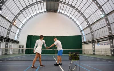Un Constructeur de Courts de Tennis à Nice Optimise l’Ensoleillement pour les Camps de Vacances