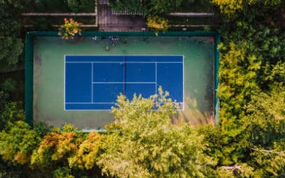 Quels types de revêtements le constructeur de courts de tennis Service Tennis à Nice propose-t-il pour les résidences privées?