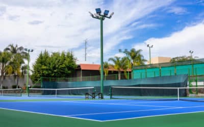 Comment un constructeur de court de tennis à Nice peut-il personnaliser un court de tennis pour répondre aux besoins spécifiques d&rsquo;une école de sports ?