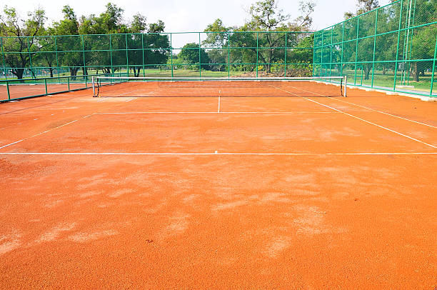 Comment éviter les retards et les dépassements de budget dans un projet de réfection des courts de tennis à Nice ?