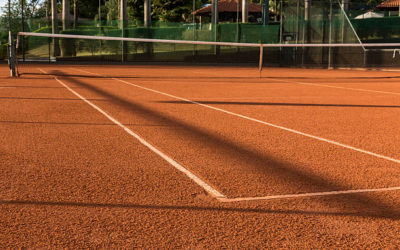 Comment le constructeur de courts de tennis à Nice, Service Tennis en Particulier, personnalise-t-il ses installations pour répondre aux besoins des joueurs de tous niveaux ?