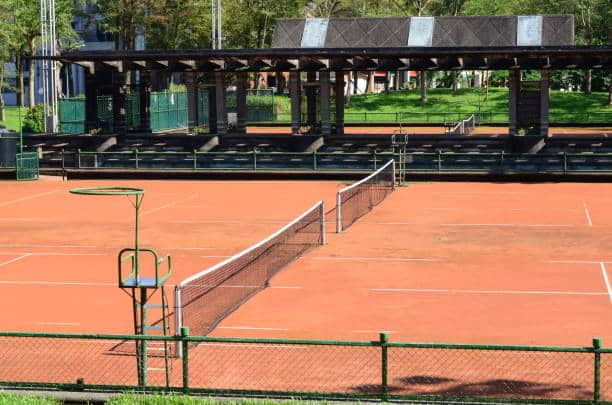 Politiques de garantie et de réparation pour les courts de tennis à Toulon pour une communauté résidentielle