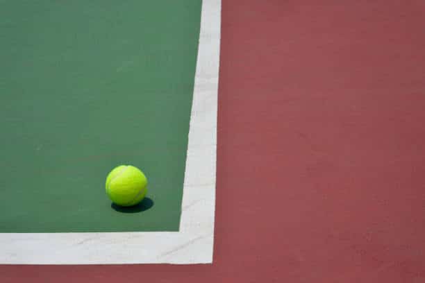 Les avantages en termes de performance pour les joueurs sur un terrain de tennis en béton poreux à Hyères