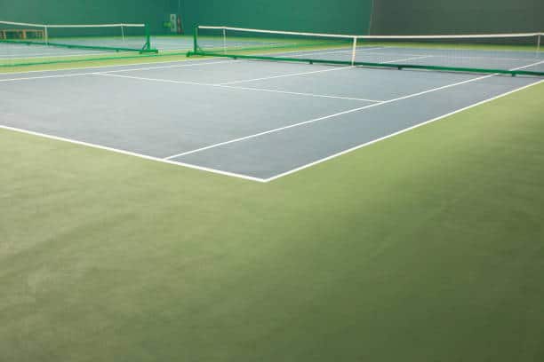Comment assurer une bonne évacuation des eaux de surface sur un terrain de tennis en béton poreux à Hyères ?